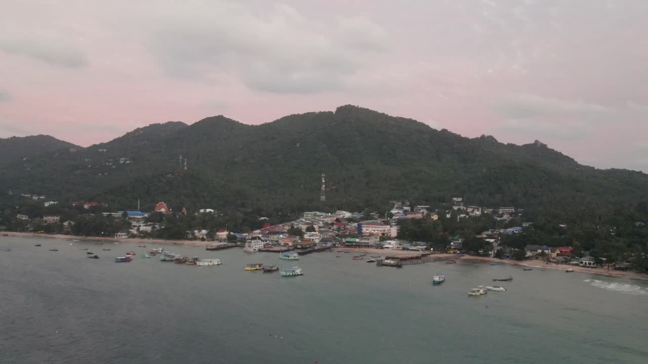 vista aérea sobre el muelle y la isla de koh tao con barcos amarrados en el océano