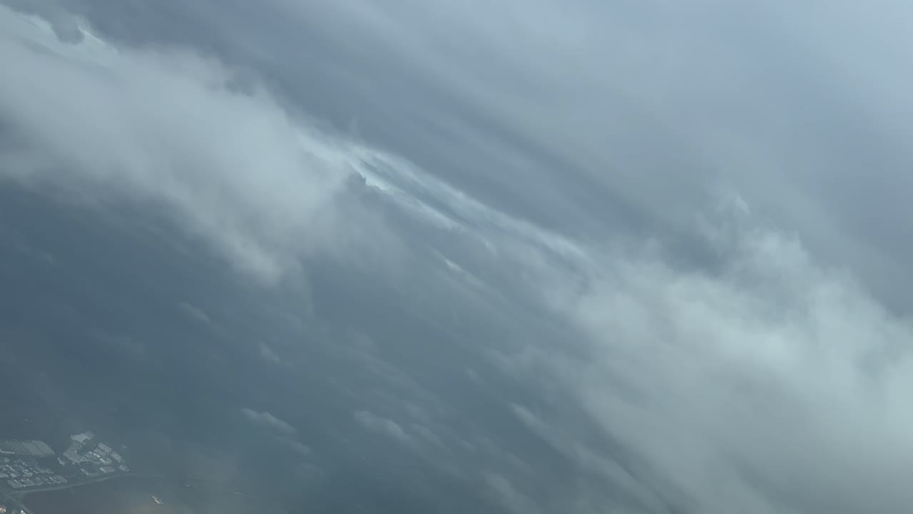 실제 비행 도중 제트기 객실 에서 폭풍 을 보는 공중 사진