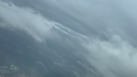 vista aérea de una tormenta desde una cabina de avión durante un vuelo real
