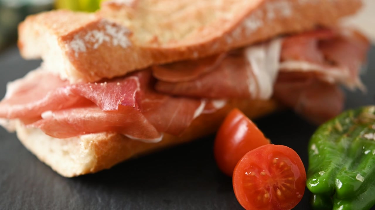 Panino con prosciutto serrano spagnolo su tavolo di legno. Bocadillo de jamón serrano spagnolo