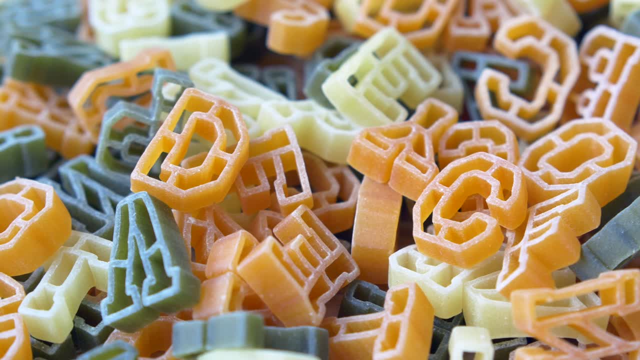 분홍색 배경에  ⁇ 어지는 유기적 인 fusilli trie