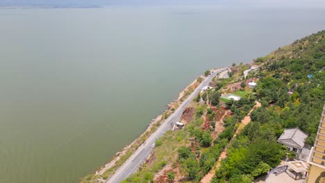 Traffic-of-road-along-Er-Hai-at-Luo-Quan-Peninsula-Tourism-Zone-in-Dali,-Yunnan,-China