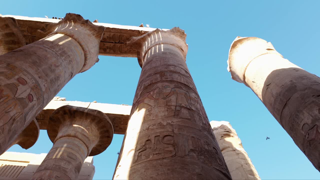 columnas karnak templo de luxor egipto antiguo jeroglíficos techo abierto