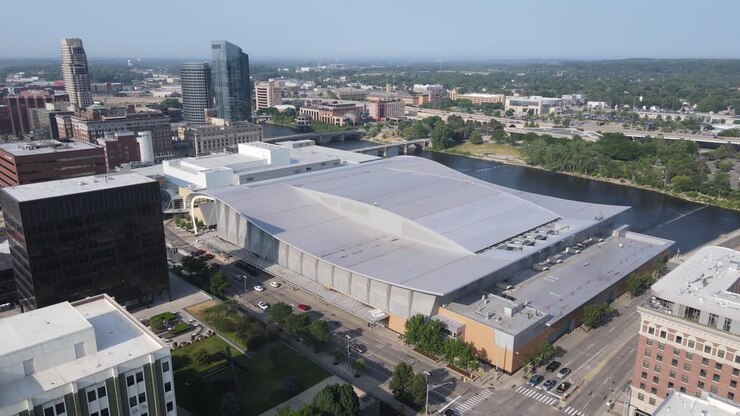 DeVos Place nel centro di Grand Rapids, veduta aerea con drone.