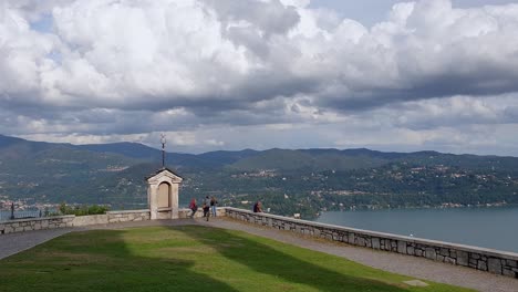 vista panorámica del lago orta desde el santuario de madonna del sasso en italia