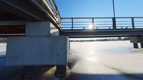 El-Puente-Atrapado-Por-El-Hielo-De-Un-Río-Congelado-En-Un-Día-Soleado-De-Verano