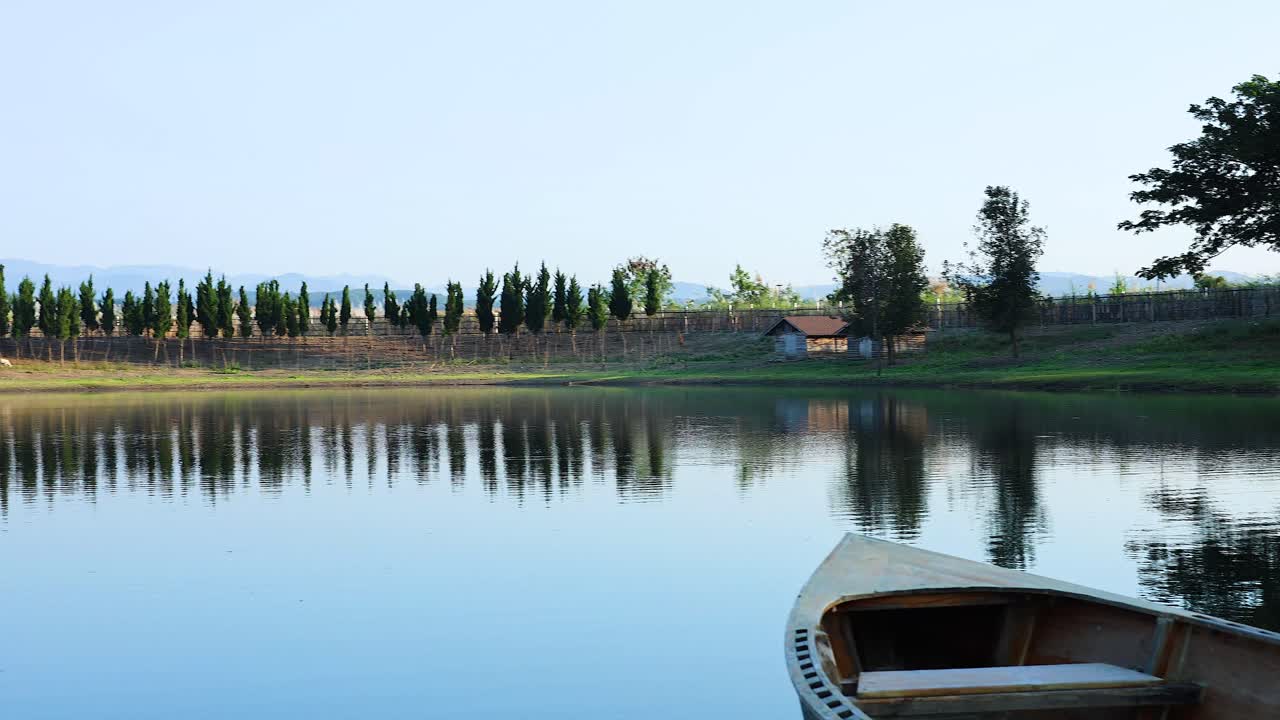 조용한 물 위 에 있는 배 의 조용 한 여행