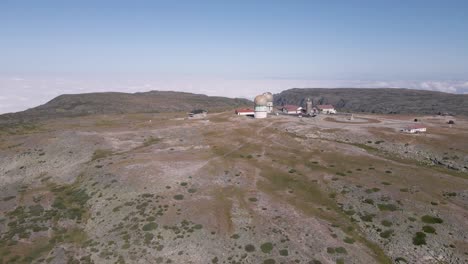 Aussichtspunkt-Serra-Da-Estrela-Tower,-Portugal.-Luft-Nach-Vorne