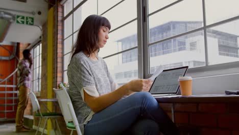 Businesswoman-working-at-desk-in-a-modern-office-4k