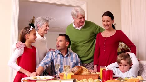 Familie-Mit-Drei-Generationen-Beim-Gemeinsamen-Weihnachtsessen