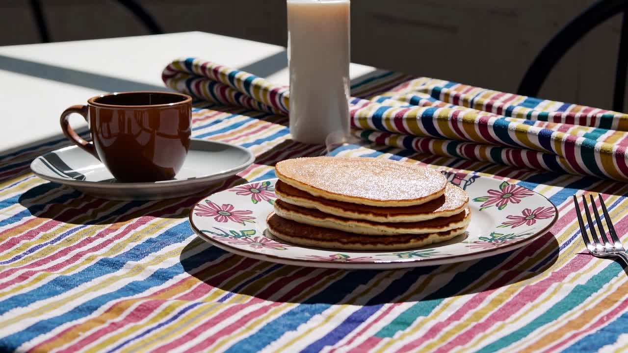 panqueques calientes con café