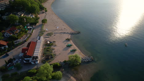 Vista-Aérea-Superior-Del-Restaurante-De-Pescado-Taverna-Orlowska-Al-Amanecer-En-Orlowo-Seacost,-Gdynia,-Polonia