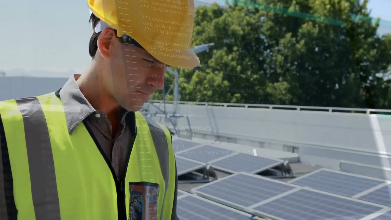 pantalla con procesamiento de datos contra un ingeniero caucásico que usa una tableta digital