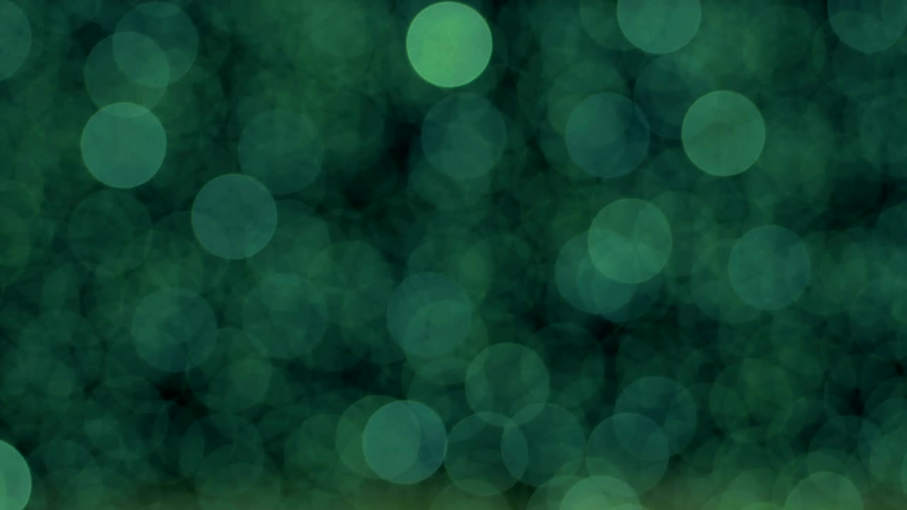 el fondo verde abstracto de la noche está desfocado con un bonito bokeh. luces de navidad borrosas bokeh. panorámica a través del borrón.