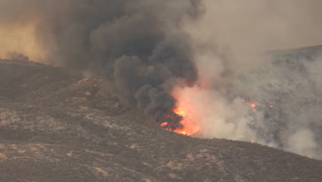 Fairview-Fuego-Llamas-Destructivas-Humo-Denso-Destruyendo-Acres-De-Tierra-Emergencia