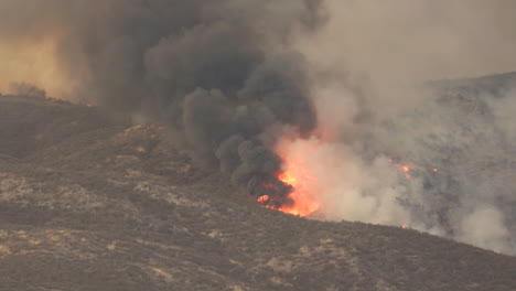 fairview fuego llamas destructivas humo denso destruyendo acres de tierra emergencia