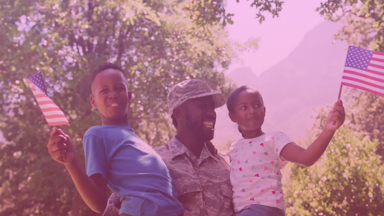 병사 의 유니폼 을 입은 아프리카계 미국인 아버지 가 정원 에서 아들 과 딸 을 데리고 있다