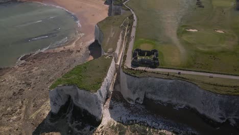 Kingsgate-Bay-Weiße-Kreidefelsen-Küstenformation-Englisch-Kent-Meer-Antenne-Umgekehrte-Neigung-Nach-Oben-Enthüllen-Blick