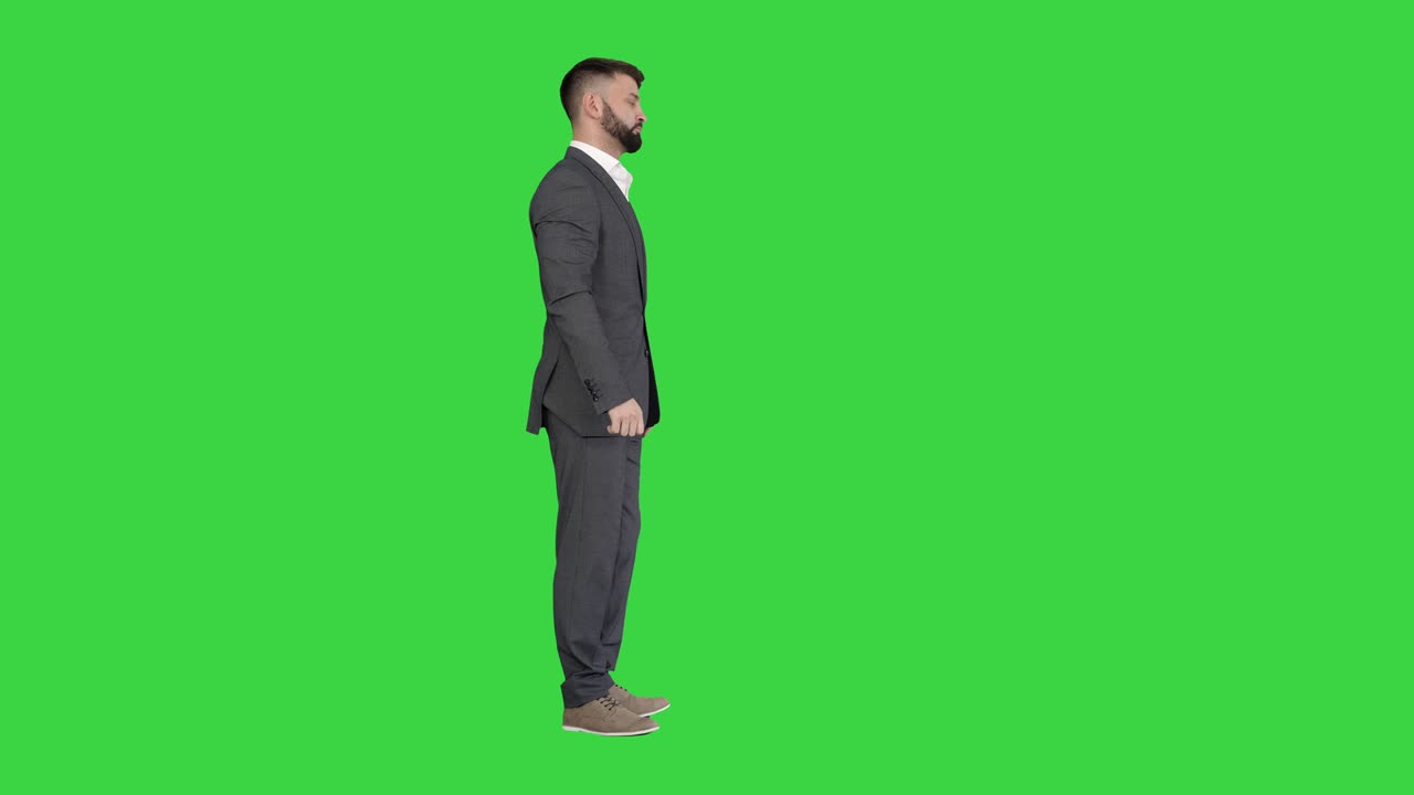 수염을 가진 사업가 손가락을 위로, 엄지손가락을 초록색 화면에 올려, 크로마 키를 보여줍니다.