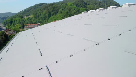techo de salón grande aislado con paneles de aislamiento grises con cúpulas de luz de plástico