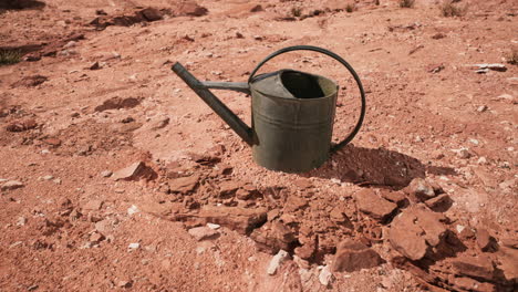 Getränkedose-In-Sand--Und-Steinwüste