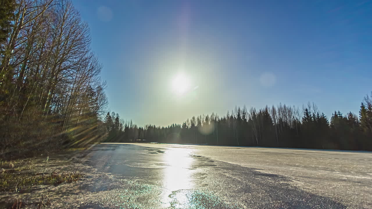 замедленная съемка таяния замерзшего озера после золотого восхода солнца утром и фиолетового заката вечером