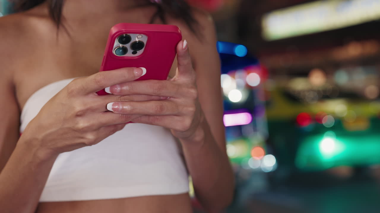 mujer usando el teléfono por la noche