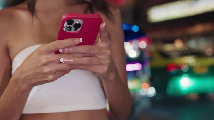 mujer usando el teléfono por la noche
