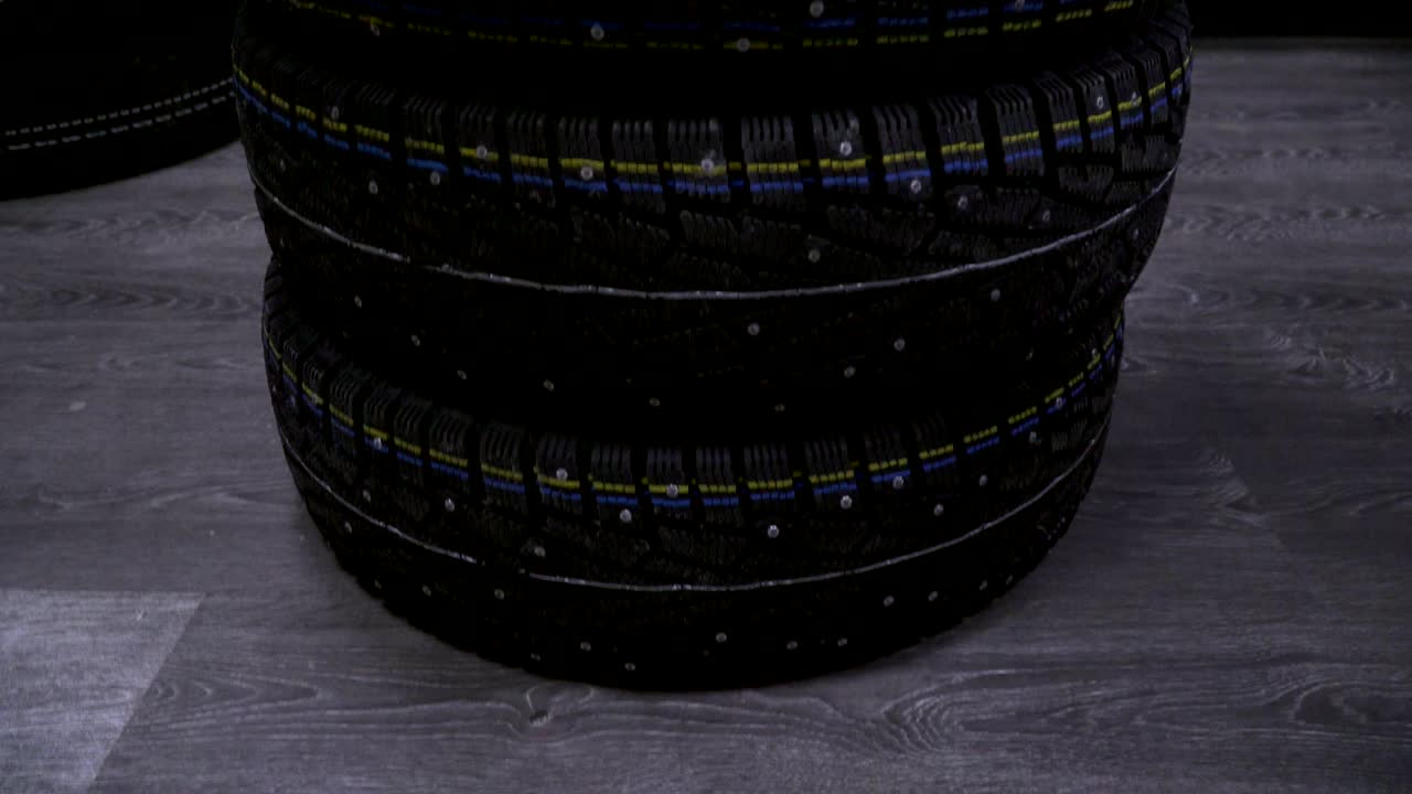 neumático de invierno en el fondo de bastidores con neumáticos.