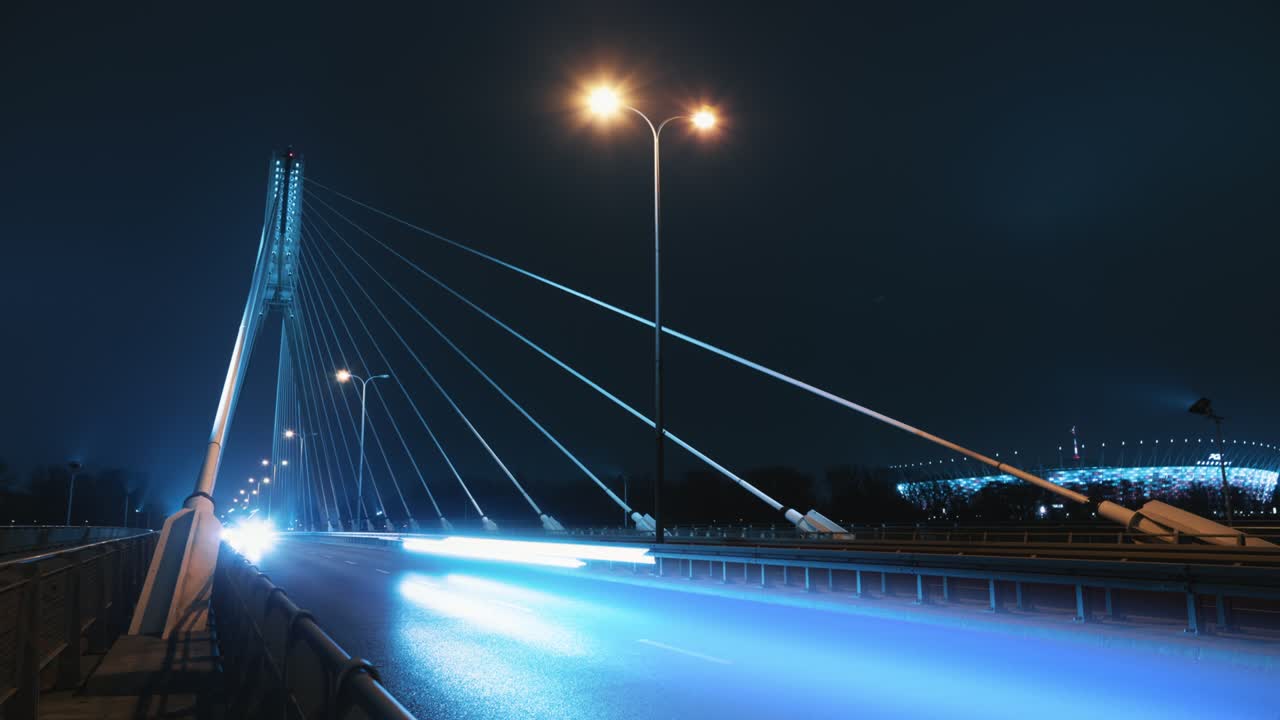 tiempo lapso atasco de tráfico en la carretera del puente de la ciudad por la noche, carretera en la ciudad grande moderna por la noche. tiempo lapso de la autopista ocupada por la noite. coches hora punta camino de conducción, luces de coche rastro movimiento rápido