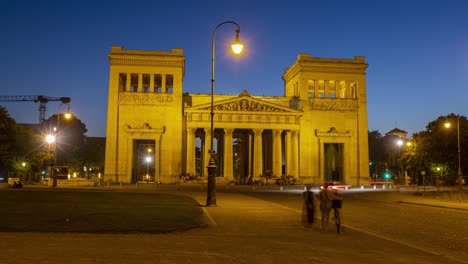 Propilea-En-Königsplatz-En-Munich,-Alemania---Lapso-De-Tiempo-Nocturno-En-4k-Movimiento-Inclinado-Hacia-La-Derecha