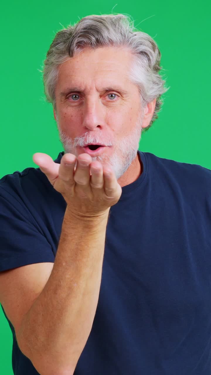 Homem Idoso Feliz Mandando um Beijo em Tela Verde