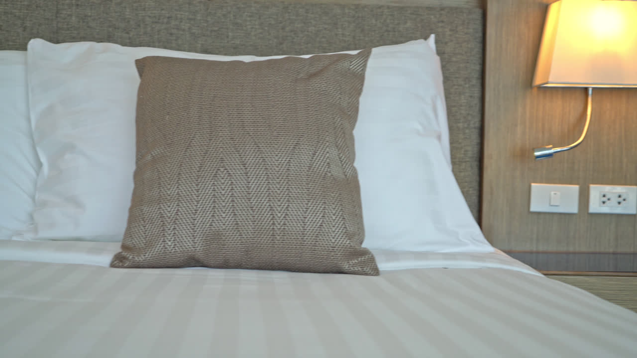 hermosa almohada en la decoración de la cama en el interior del dormitorio