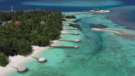 vista aérea de la hermosa isla de maldivas, océano azul playa de arena blanca naturaleza palmeras tropicales