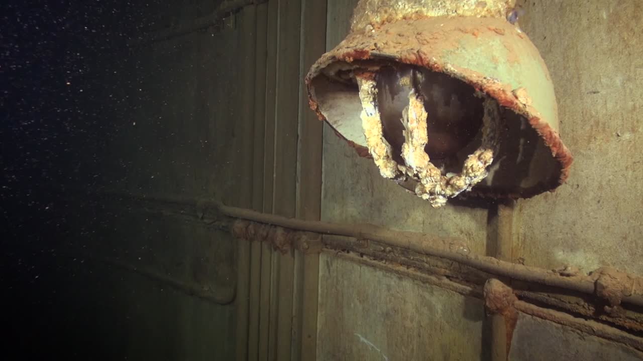 lámpara a lo largo de la pared exterior del silo nuclear