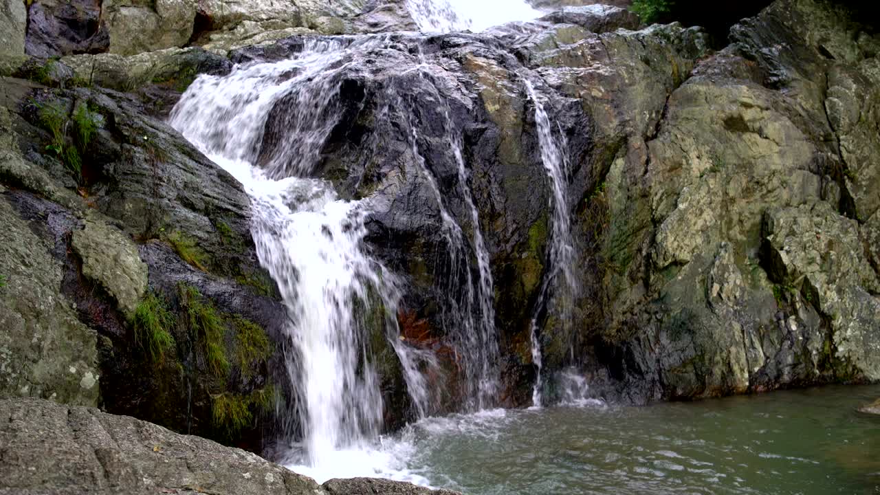 el lago al pie de la cascada
