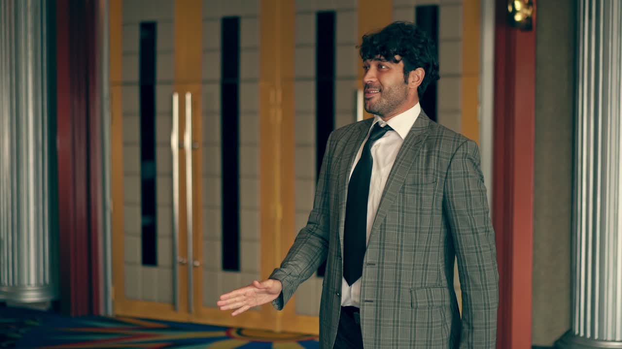 el hombre de traje está bailando como un robot.