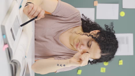 vídeo vertical de la estudiante que recuerda el mal momento.