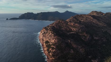 amplia vista aérea panorámica sobre las montañas freycinet y las aguas de la bahía de wineglass
