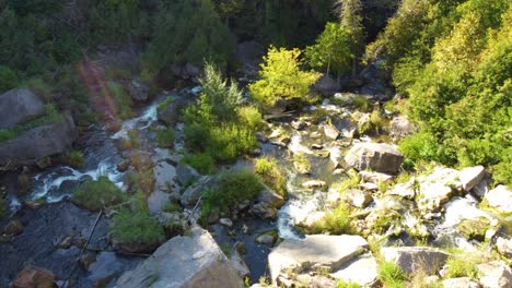 Déjate-Volar-En-Medio-De-La-Naturaleza-Prístina-Donde-Corren-Arroyos-De-Aguas-Cristalinas