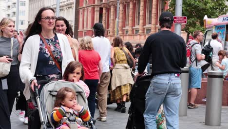 personas caminando cerca de la entrada del museo en londres