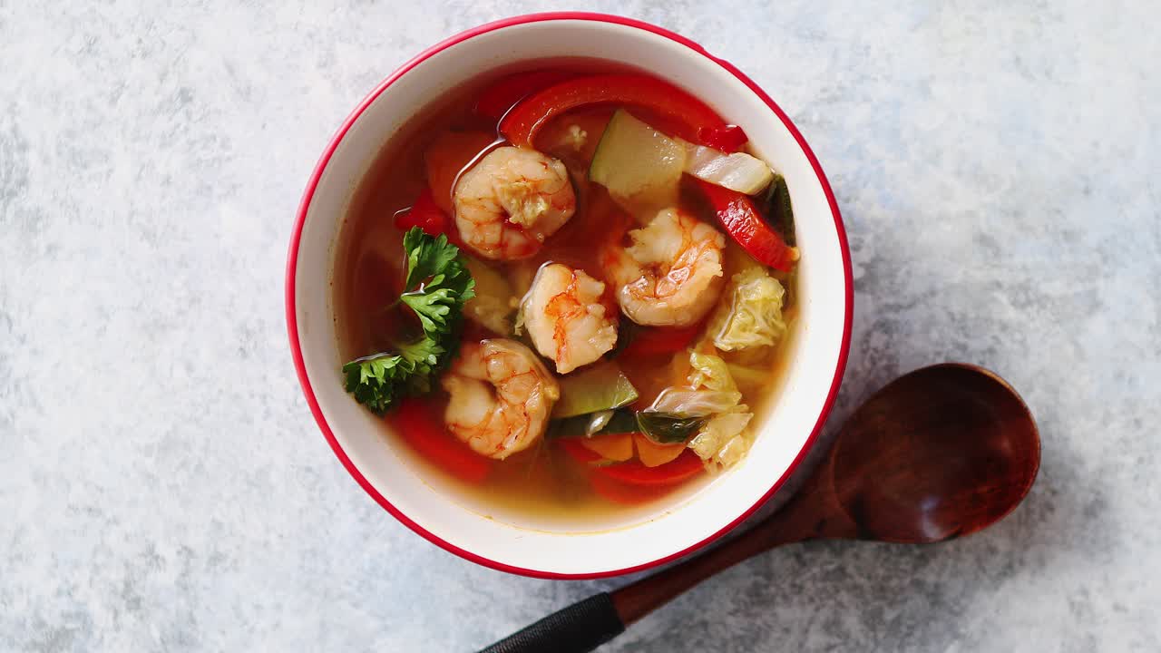 sopa tailandesa tradicional tom yum picante con camarones