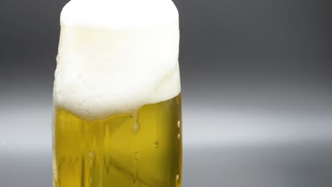 Bier-In-Ein-Pint-Gießen,-Bis-Der-Schaum-Heraustropft