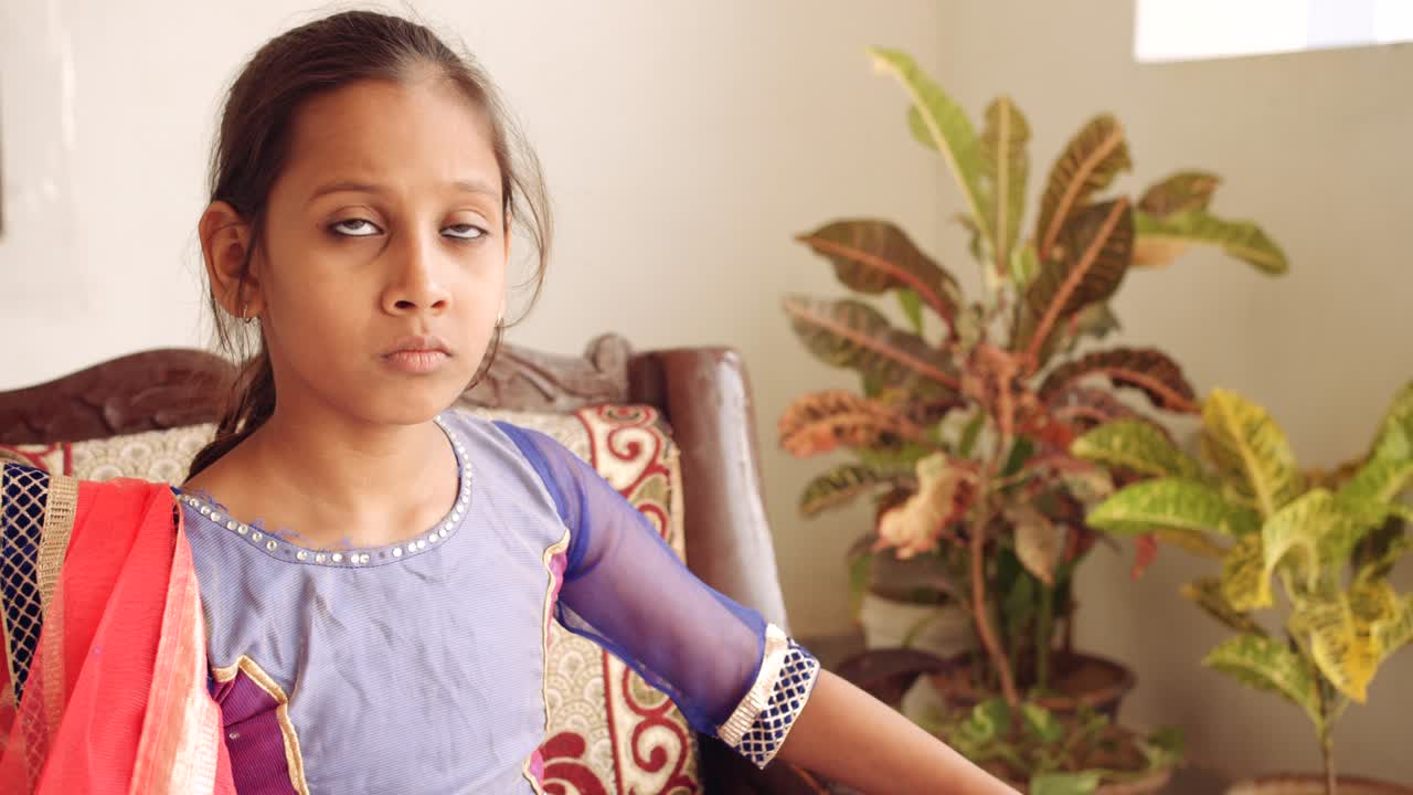 retrato de un niño indio en casa durante el bloqueo por coronavirus