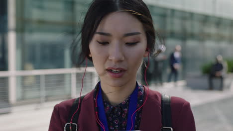 retrato de una joven asiática escuchando música con auriculares estudiante en el campus estudiante de educación corporativa