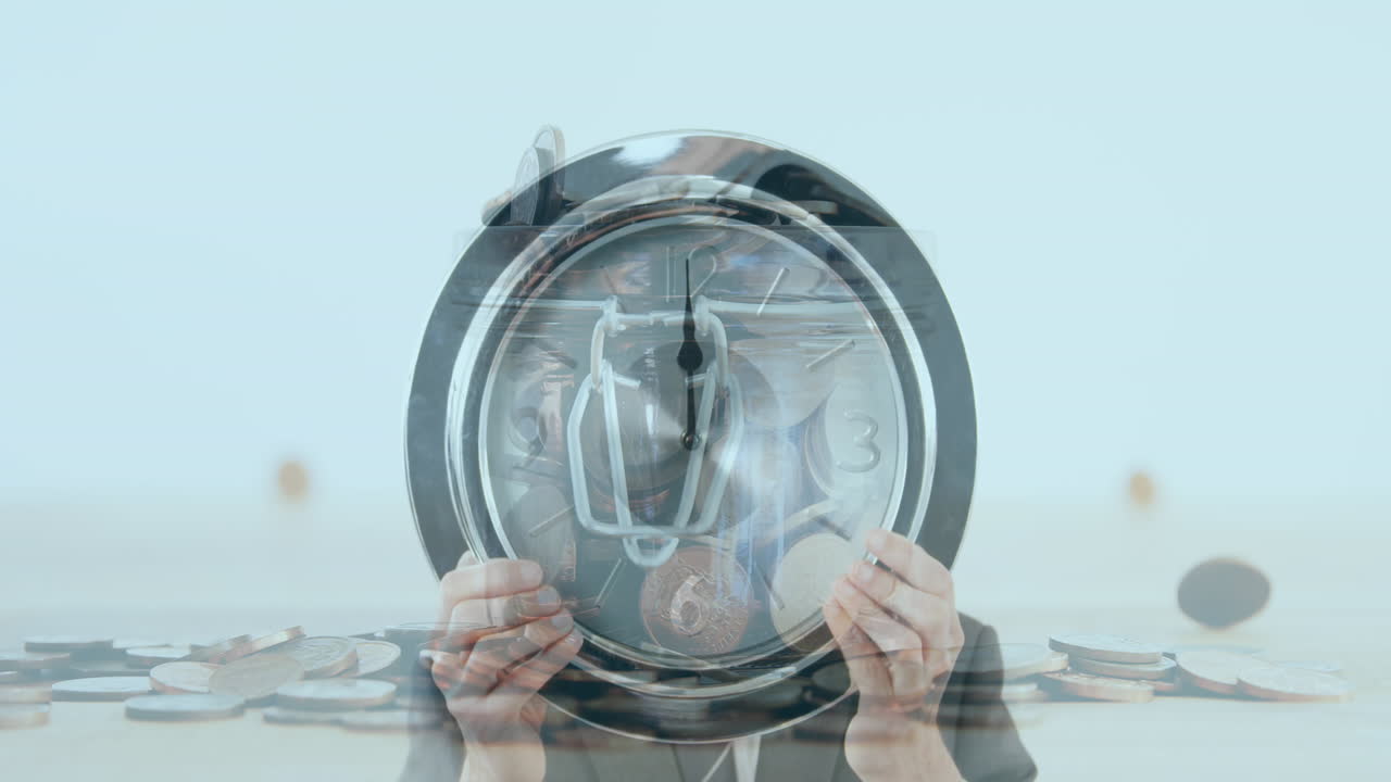 배경 에 떨어지는 동전 에 맞서 시계를 들고 있는 사업가