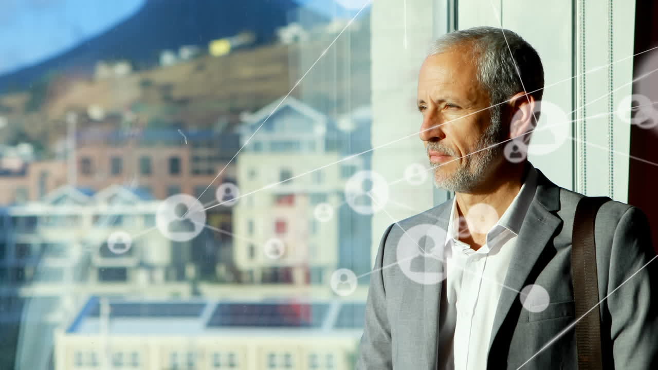 animación de la red de personas iconos sobre pensativo empresario caucásico senior en la ventana