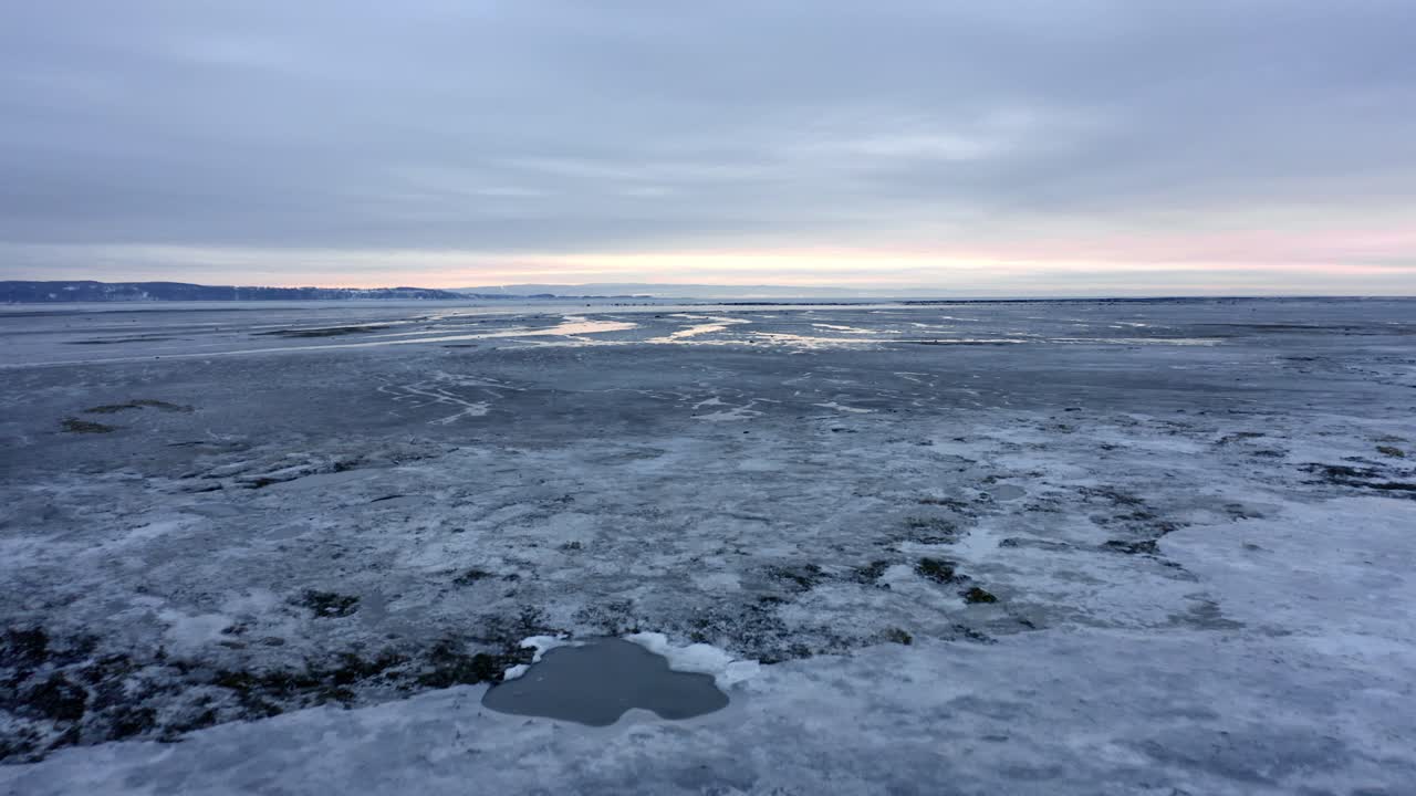 полет беспилотника над замерзшей рекой в бай-сен-поле