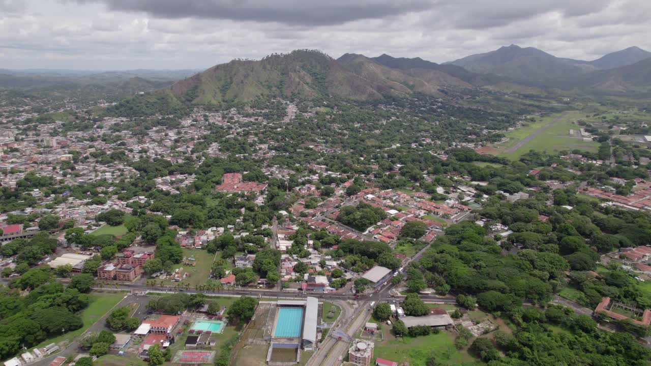 Vista aerea del paesaggio urbano di San Juan de Los Morros, vivace panorama sereno