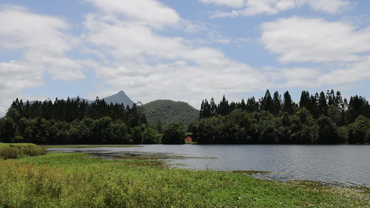 paisaje natural pacífico con lago y montañas